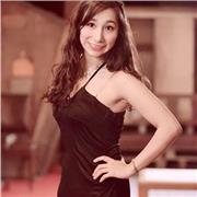 Docente di musica impartisce lezioni di iniziazione alla musica, inglese per i bambini